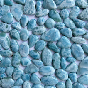 Lot de cabochons en larimar naturel, larimar bleu poli, pierre précieuse en vrac pour la fabrication de bijoux, vente en gros - Product Image 1