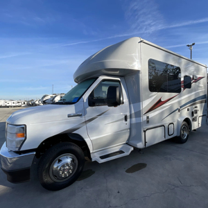 Camioneta Camper 4x4 de Lujo para Acampar al Aire Libre y Uso Todoterreno - Autocaravana de Aluminio con Interiores Espaciosos para Viajes en Auto y RV - Product Image 1