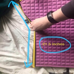 แผ่นรองอานม้าลายโลโก้แบบกำหนดเอง ลายกระโดดข้ามสิ่งกีดขวาง แผ่นรองอานม้าแบบอังกฤษ ผู้ผลิตขายส่ง คันปูร์ อินเดีย - Product Image 2