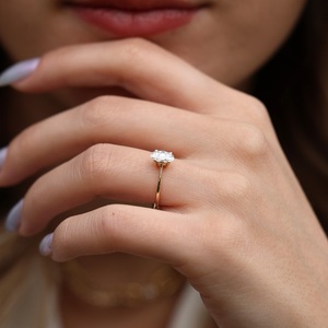 Anillo de compromiso solitario de diamante CZ de corte ovalado de 8x6mm | Banda de plata de ley chapada en oro minimalista de 18 quilates con piedra blanca | Anillo - Product Image 5