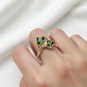 Bague empilable en argent sterling rhodié avec tourmaline verte véritable, design élégant pour un port superposé, beauté intemporelle de la pierre naturelle, idéale pour un mariage. - Product Image 2