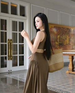 El Maxi vestido marrón simple destaca su belleza natural OEM/ODM personalizable hecho en Vietnam - Product Image 3