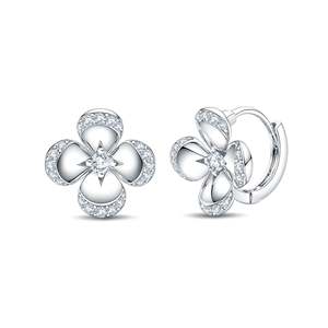 Pendientes Huggie Sparkling Clover con Diamantes Cultivados en Laboratorio de 0.52ct, Oro Vermeil de 18K, Joyería Fina para Mujer - Product Image 3