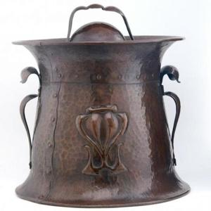 Seau à charbon en cuivre de style antique avec détails martelés et conçu pour les cheminées rustiques et les maisons traditionnelles - Product Image 2