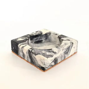 Cenicero Cuadrado Moderno de Resina Sin Humo, Color y Tamaño Personalizables, Diseño Contemporáneo Hecho a Mano de Alta Gama para Uso Doméstico - Product Image 1