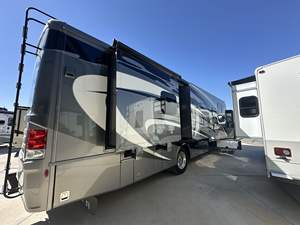 Autocaravana Moderna Grande Usada de 2019, Newmars Canyon Star 3719 Clase A con Habitación Tipo Caravana para Viajes y Campamentos - Product Image 3