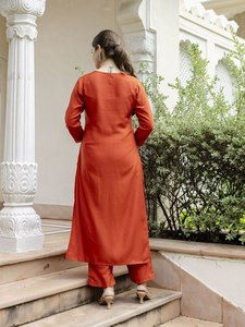 Robe Anarkali à col en V, longueur genou, couleur personnalisée, avec ensemble dupatta pour femmes, tenue de soirée, tissu en soie - Product Image 3