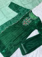 Ensemble de costume pakistanais en velours pur Kurti Pant Dupatta avec broderie à la main sur le col, manches trois quarts et dupatta en tulle