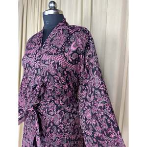 Cárdigan tipo bata de lana de yak para mujer, negro con estampado floral, cálido y cómodo para invierno, con bolsillos, abrigo de casa tejido ODM con diseño original. - Product Image 6