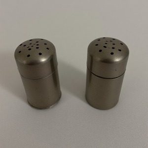 Molino de sal y pimienta de latón de primera calidad con detalles de oro martillado adornado, trabajo artesanal que ofrece acento decorativo para cenar - Product Image 2