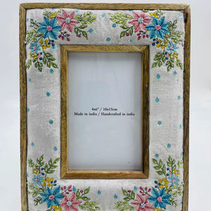 Cadre photo vertical mural moderne en bois fait main de luxe, avec broderie florale perlée, léger et durable - Product Image 1