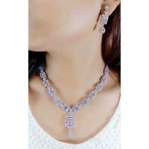 Collar Cuadrado Blanco AD con Circonita para Bodas y Eventos - Product Image 1
