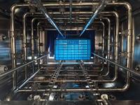 Machine de lavage industrielle continue de type tunnel pour paniers, boîtes, palettes, plateaux et caisses en plastique, utilisable par une seule personne