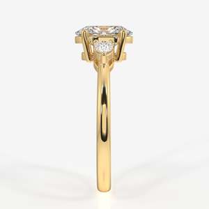 แหวนเพชรเลี้ยงในห้องปฏิบัติการ ทอง 14k ประดับเพชรทรงรีและทรงหยดน้ำสามเม็ด สำหรับแหวนหมั้น - Product Image 3