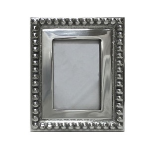 Marcos de terciopelo con diseño en relieve y borde de latón con acabado plateado, los marcos de retrato más vendidos para uso con certificados. - Product Image 3