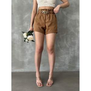 Shorts pour femmes Topshow en cuir marron foncé avec poches à anneaux – Accessoire de mode en gros - Product Image 2