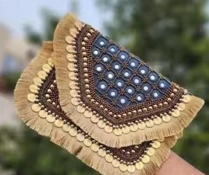 Bolso de Mano con Bordado de Seda Hecho a Mano, Decoraciones de Perlas y Cuentas, Diseño Floral, Cierre de Cremallera Resistente, Logotipo Personalizado, Empaque de Alta Calidad - Product Image 3