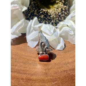 Bague ajustable en acier inoxydable Carolynn Nez avec motif plume en corail et argent sterling, sertie clos, taille 5.5 – Bijou élégant, idéal pour un cadeau - Product Image 1