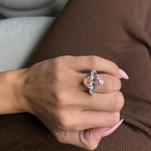 Anillo de Compromiso con Diamante Cultivado en Laboratorio de 8 Quilates, Corte Ovalado, Color Rosa Intenso, Diseño de Tres Piedras con Laterales en Forma de Pera, Oro de 18K - Product Image 1