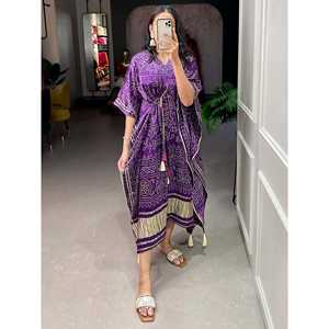 ชุดคาฟตันลายบันดานีสีม่วงสวยงาม ผ้าไหมบานาราซีและผ้าจอร์เจตต์ สไตล์ชุดปากีสถาน สำหรับงานเทศกาลแบบดั้งเดิม - Product Image 2