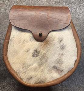 Sacs Eoin Winston Sports en cuir véritable de vachette, motif tartan écossais, avec pochette en fourrure et fermeture à bouton-pression, design marron et blanc - Product Image 1