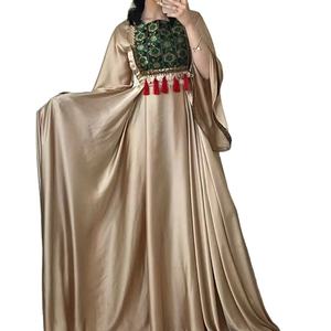 Robe afghane en mousseline de soie à manches longues, artisanale, moderne, style tribal Kuchi, avec dentelle, volants et appliques, 100% faite à la main pour les occasions formelles - Product Image 1