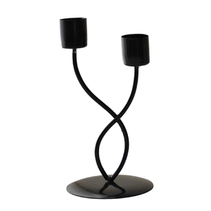 Soporte de vela de metal de lujo y artículo decorativo de pilar para diseñador de 2 brazos Artesanías de alta calidad Venta personalizada - Product Image 1