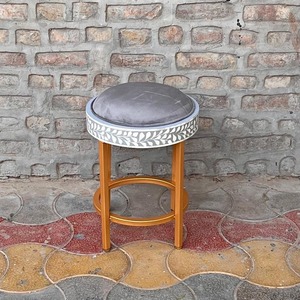 Console d'incrustation d'os Table d'appoint à motif moderne en incrustation d'os en bois faite à la main - Product Image 1