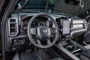 2024 R M 1500 Big-Horn Crew Cab AWD, Volante a la Izquierda, Cuero, Caja de Cambios Automática, Cámara Trasera, Motor Inteligente, Techo Panorámico, Aleación de Aluminio - Product Image 2