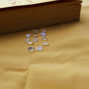 Lot de 12 pierres de lune arc-en-ciel naturelles, taille émeraude 4x6mm, pierre précieuse blanche avec éclat bleu pour la fabrication de bijoux - Product Image 3