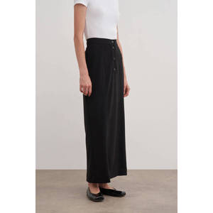 Jupe portefeuille noire en cuir véritable imprimé léopard, coupe ajustée avec détail boutonné - Product Image 3