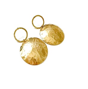 Pendientes con acabado cepillado chapado en oro martillado de Italia 2025, aro ovalado, venta al por mayor y pendientes colgantes tricolor de cobre rústico - Product Image 1
