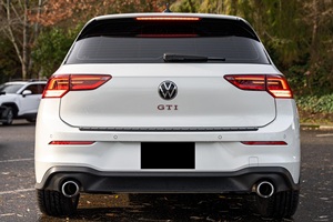 Volkswagen GTI .S 2023, faible kilométrage, boîte automatique, direction souple, essence/électrique, état neuf. - Product Image 4