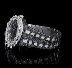 Reloj Exclusivo de Acero Inoxidable con Esfera Negra y Diamantes Moissanite, Estilo Hip Hop de Lujo Personalizado, Movimiento SEIKO, Edición Limitada - Product Image 2