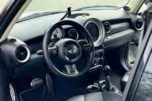 Mini Cooper Clubman S 2024 d'occasion, Coupé, Intérieur Sombre, Sièges en Cuir, Boîte Manuelle, Caméra Arrière, Volant à Gauche, Écran Tactile, Xénon - Product Image 2