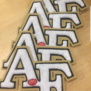 Serviette personnalisée en gros patchs en chenille vêtements brodés colorés Logo personnalisé brodé de haute qualité - Product Image 5