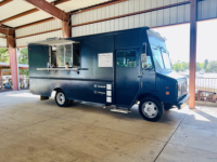 Camions de restauration personnalisés 5,8 m avec carrosserie en acier inoxydable, équipement de cuisson à plaque chauffante, compartiments isolés, pour usage extérieur, à vendre