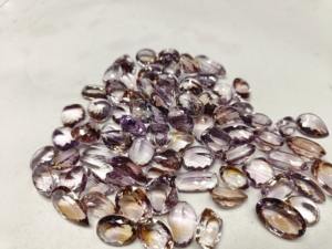 พลอยอะเมทรินธรรมชาติสองสี เมห์ราจูดิน เจมส์ คุณภาพ 100% น้ำหนัก 15-25 กะรัต แบบหลวม ผ่านการรับรองจากผู้ตรวจสอบอิสระ  เคลือบแว็กซ์/น้ำมัน สำหรับทำเครื่องประดับ - Product Image 6