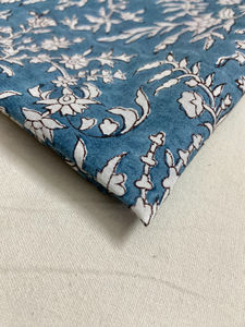 Tela de Algodón Estampada a Mano con Diseño Floral Azul, Textil Tradicional Indio - Product Image 4