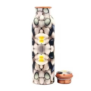 Bouteille d'eau élégante en cuivre à impression marbrée pour une hydratation pure Bouteille d'eau de designer de qualité supérieure avec motif de tourbillon doré luxueux - Product Image 6