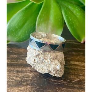 Anillo Artesanal Navajo, Coleccionable, con Incrustaciones de Piedras Variadas y Plata de Ley, Talla 7.75 - Product Image 4