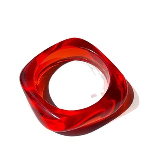 Brazaletes de resina epoxi minimalista con diseño transparente y acentos de color Brazaletes de resina epoxi multicapa con diseño personalizado - Product Image 4