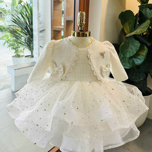 Vestido de Princesa Elegante de Invierno para Niñas, de Poliéster/Algodón, Largo hasta el Suelo, con Cuentas y Cola de Sirena, Marca Nhung Nguyen, Fabricación OEM/ODM en Vietnam - Product Image 6