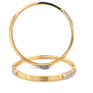 Oro amarillo de 14kt Pulseras y brazaletes texturizados con tachuelas de diamantes de 1.764 quilates Diamantes naturales Baguette redondos certificados por IGI - Product Image 3