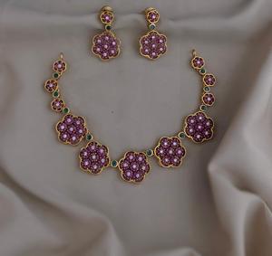 Ensemble de collier de luxe minimaliste pour femmes avec zircon cubique au motif de fleurs en laiton avec finition mate pour une tenue de fête - Product Image 2