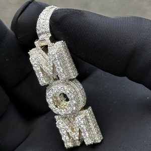 Exclusivo Colgante con Letra MOM con Incrustaciones de Diamantes Moissanite en Plata de Ley 925, Estilo Hip Hop - Product Image 2