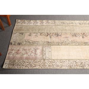 Alfombra pequeña vintage de patchwork de 3.8x6.9 pies (115x210 cm), geométrica turca beige con elementos florales. - Product Image 4