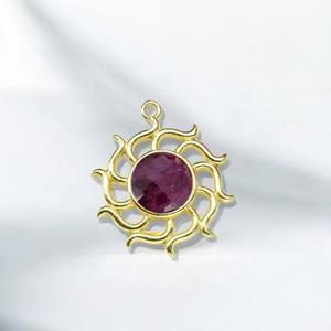 Pendentif de mode à breloque plaqué or en pierre précieuse rubis teint rond-Bijoux à breloques en argent 925-Bijouterie en gros - Product Image 1