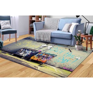 Alfombra con Diseño de Graffiti de Banksy: 'La Vida es Corta' - Alfombra Interior Antideslizante, con Pelo Suave - Product Image 2