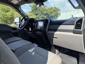 Camionnette F-350 SD XLT 4X4 Crew Cab 8 pieds à plateau plat, modèle 2020 d'occasion, en parfait état, livraison à domicile dans le monde entier - Product Image 2